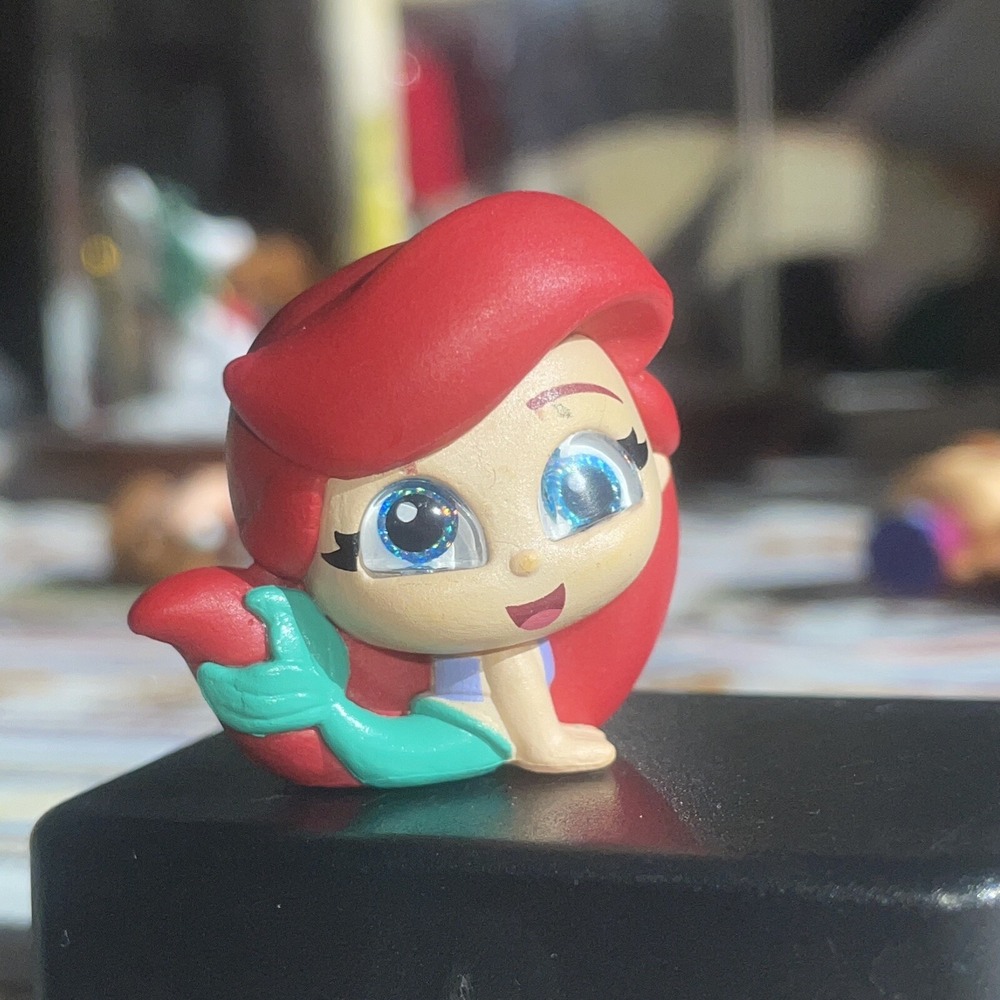 Disney Doorables - Little Mermaid - Young Ariel With Hands Down